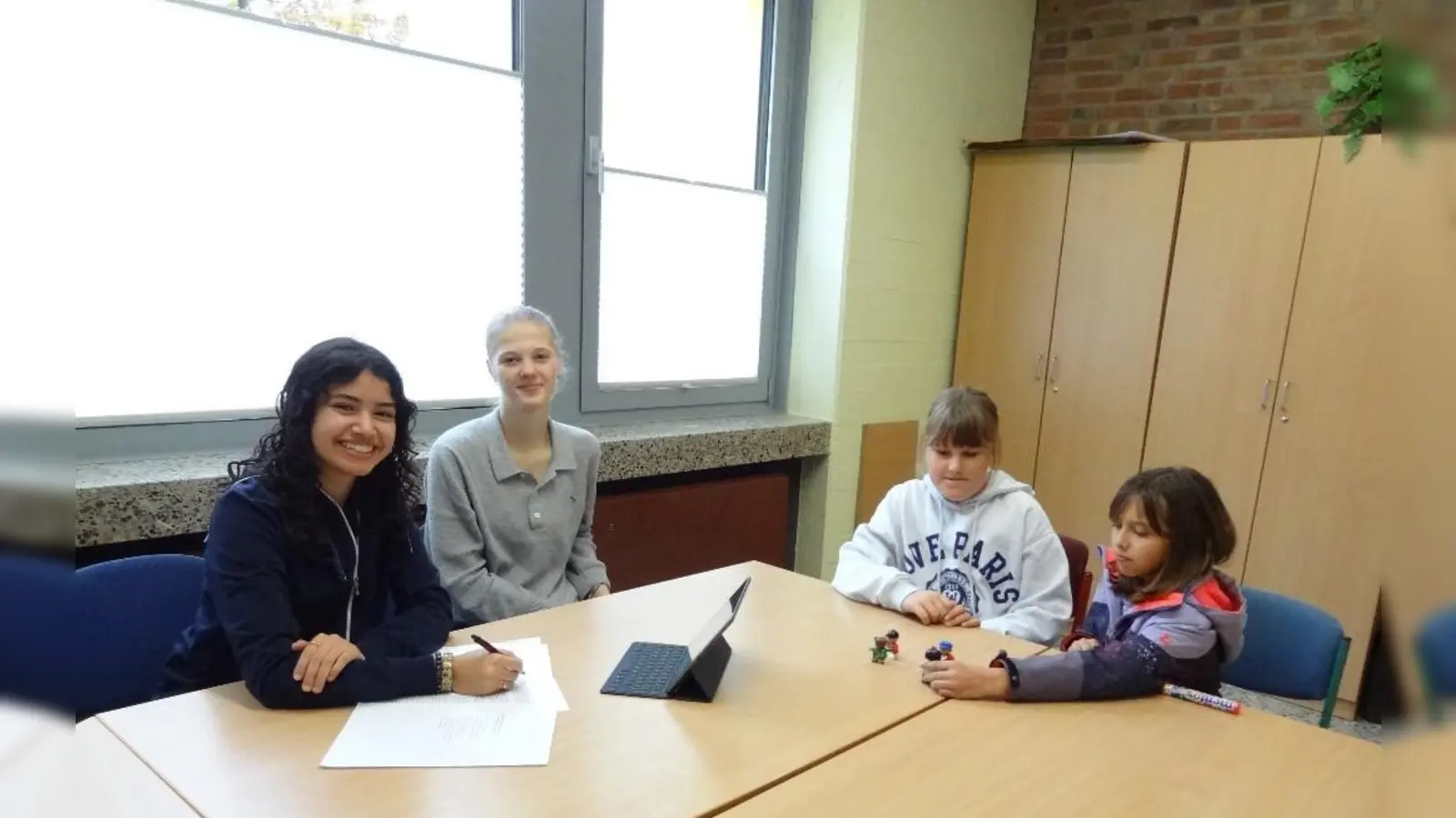 Fiona und Arina aus der Jahrgangsstufe 6 stellen gemeinsam mit den FAIRmittlern Justina Soliman und Paula Spilker eine Situation nach. (Foto: M. Behler)