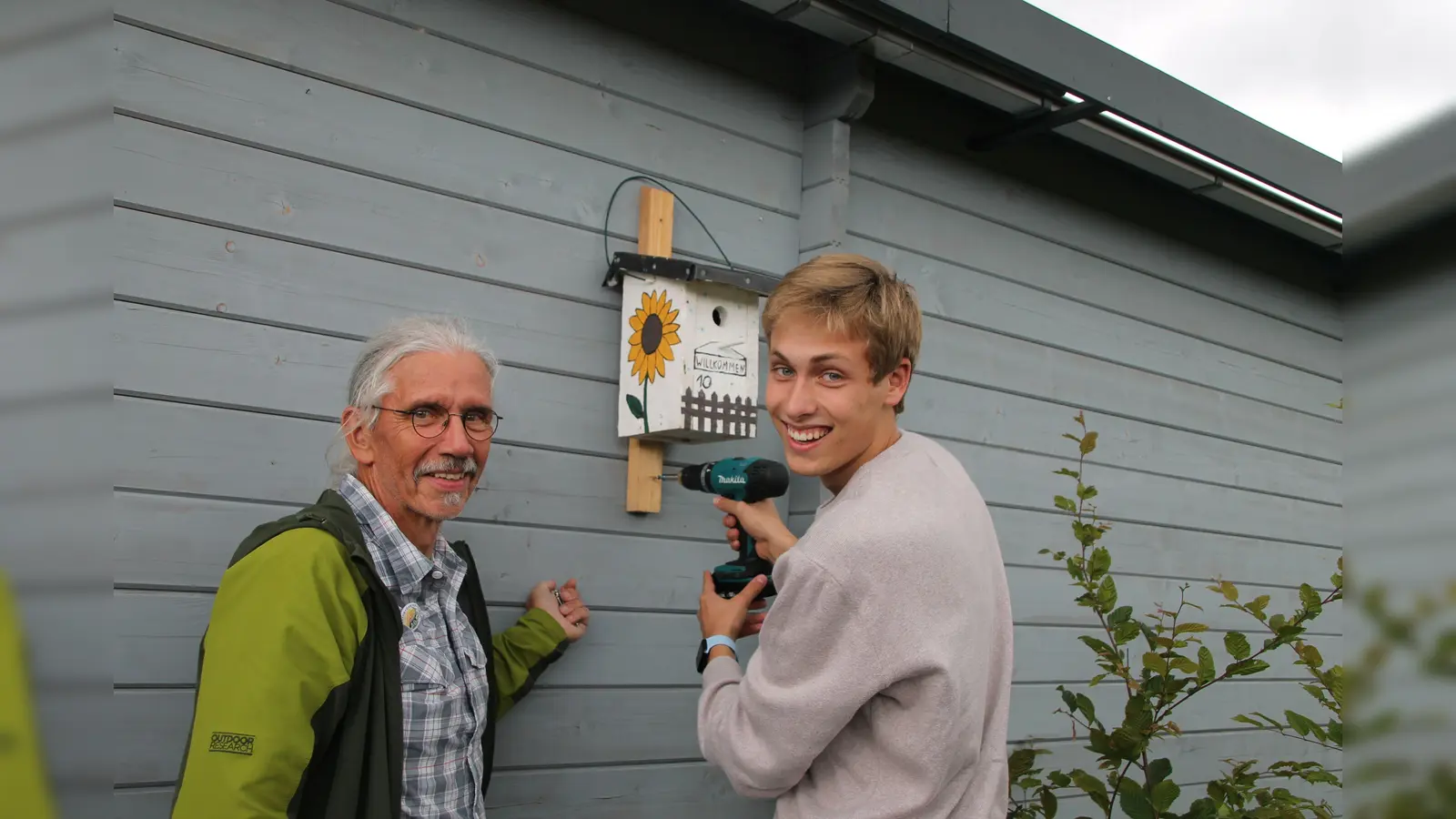 Bei der neuen Nachhaltigkeitsrallye im Höxteraner Archäologiepark geht es von Nistkasten zu Nistkasten: Ralf Haffke und Schüler Nevio Pietrzyk beim Anbringen kurz vor den Sommerferien. (Foto: Huxarium Gartenpark Höxter)