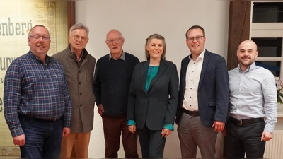 Stehen im konstruktiven Austausch (v.l.): Die Stadtführer Bernd Zymner, Alfons Jochmaring, Gerhard Kleibrink und Evelyn Walker-Fimmel mit Alexander Kleinschmidt (Allgemeiner Vertreter des Bürgermeisters) und David Prott (Wirtschaftsförderung, Stadtmarketing, Tourismus). (Foto: Stadt Brakel)