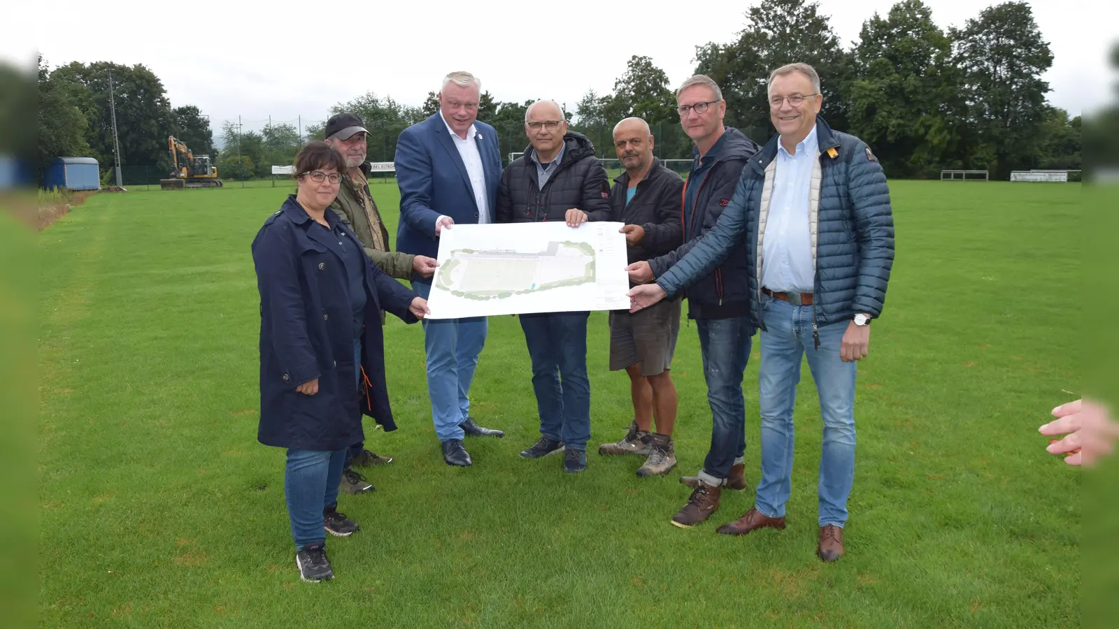 (v.l.) Baudezernentin Claudia Koch, Andreas Winter (Peters + Winter Landschaftsarchitekten, Bielefeld), Bürgermeister Daniel Hartmann, Leiter Abteilung Hochbau Georg Beverungen, Ramadush Malsi (Fa. Rathert) und die beiden Geschäftsführer der Fa. Rathert Sportanlagen Höxter, Gerhard Fickert und Elmar Düker. (Foto: Stadt Höxter)