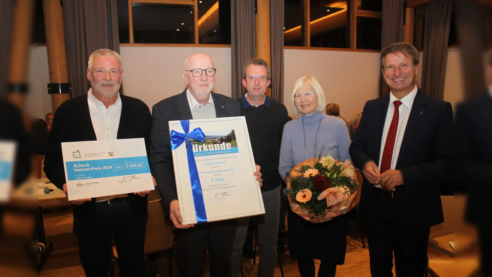 Über den dritten Platz jubelte der Förderverein Lütgender. Urkunde und Scheck erhielten (von links) Reinhard Höning, Klaus Reddemann, Ralf Schröder und Rosemarie Reddemann aus den Händen von Landrat Michael Stickeln. (Foto: Kreis Höxter)